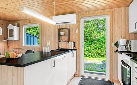 Bistra - 400M from the Sea: Maison, Domicile, Toit, Zone Résidentielle, Chalet, Biens, Ferme, Pelouse, Aménagement Paysager, Siding