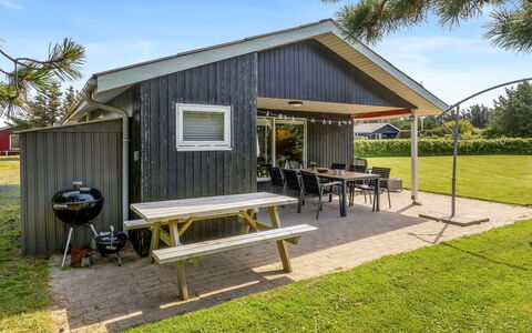 Bistra - 400M from the Sea: Maison, Domicile, Toit, Zone Résidentielle, Chalet, Biens, Ferme, Pelouse, Aménagement Paysager, Siding