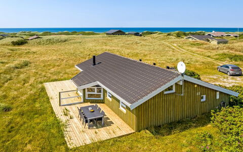 Katla - 400M from the Sea: Maison, Domicile, Porte, Toit, Chalet, Biens, Jardin, Ombre, Siding, Cour