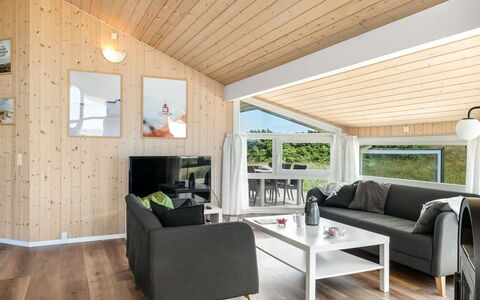 Katla - 400M from the Sea: Maison, Domicile, Porte, Toit, Chalet, Biens, Jardin, Ombre, Siding, Cour