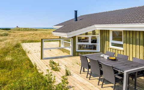 Katla - 400M from the Sea: Maison, Domicile, Porte, Toit, Chalet, Biens, Jardin, Ombre, Siding, Cour