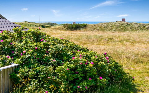 Katla - 400M from the Sea: Maison, Domicile, Porte, Toit, Chalet, Biens, Jardin, Ombre, Siding, Cour
