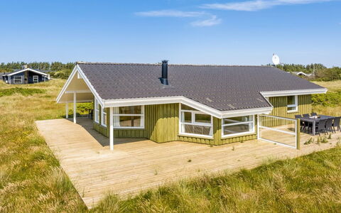 Katla - 400M from the Sea: Maison, Domicile, Porte, Toit, Chalet, Biens, Jardin, Ombre, Siding, Cour