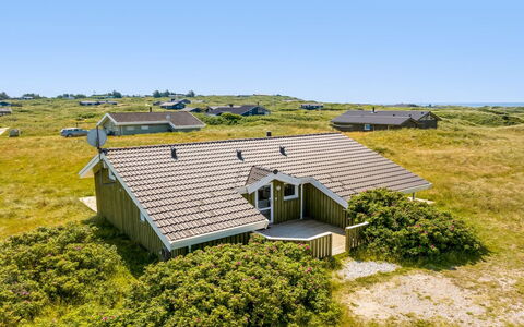 Katla - 400M from the Sea: Maison, Domicile, Porte, Toit, Chalet, Biens, Jardin, Ombre, Siding, Cour