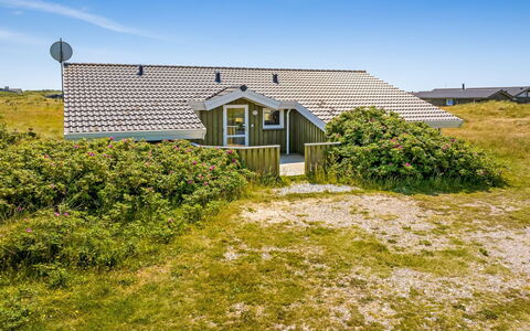 Katla - 400M from the Sea: Maison, Domicile, Porte, Toit, Chalet, Biens, Jardin, Ombre, Siding, Cour