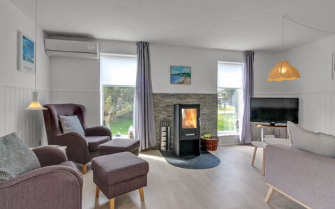 Hellin - 300M from the Sea: Meubles, Sol, Design Intérieur, Sol, Bois, Plafond, Salon, Pièce, Canapé, Éclairage