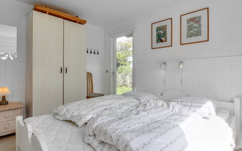 Hellin - 300M from the Sea: Meubles, Lit, Chambre, Design Intérieur, Literie, Drap De Lit, Bois, Plafond, Pièce, Sol