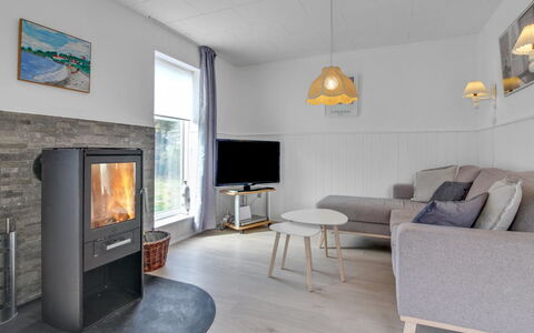 Hellin - 300M from the Sea: Sol, Bois, Meubles, Sol, Design Intérieur, Salon, Télévision, Électroménager, Pièce, Canapé