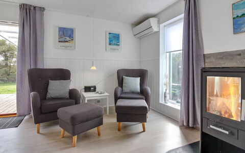 Hellin - 300M from the Sea: Meubles, Sol, Design Intérieur, Sol, Bois, Salon, Pièce, Canapé, Télévision, Plafond