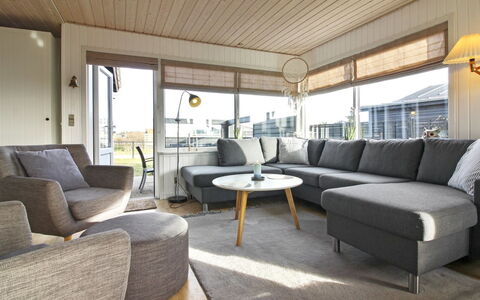 Jespar - 300M from the Sea: Maison, Domicile, Porte, Toit, Chalet, Biens, Jardin, Ombre, Siding, Cour