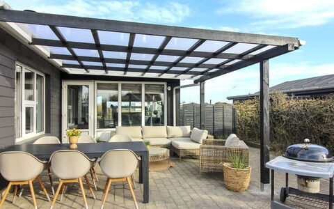 Jespar - 300M from the Sea: Maison, Domicile, Porte, Toit, Chalet, Biens, Jardin, Ombre, Siding, Cour