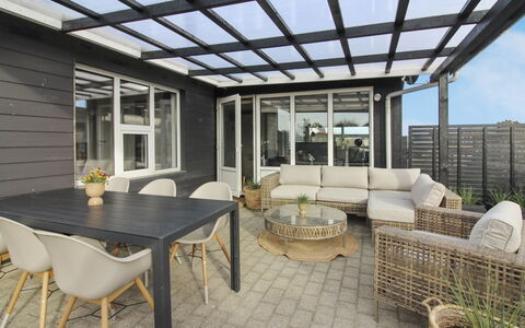 Jespar - 300M from the Sea: Maison, Domicile, Porte, Toit, Chalet, Biens, Jardin, Ombre, Siding, Cour