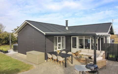 Jespar - 300M from the Sea: Maison, Domicile, Porte, Toit, Chalet, Biens, Jardin, Ombre, Siding, Cour
