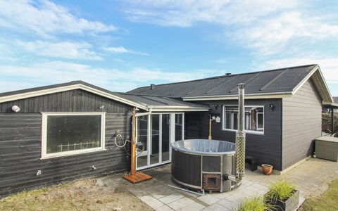 Jespar - 300M from the Sea: Maison, Domicile, Porte, Toit, Chalet, Biens, Jardin, Ombre, Siding, Cour