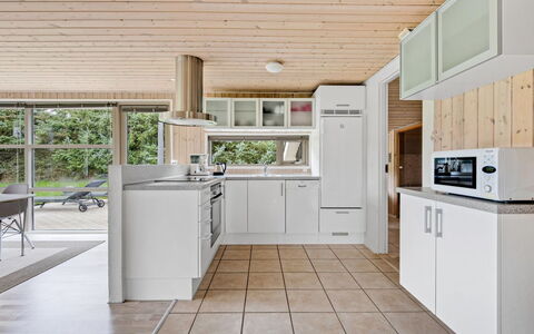 Into - 400M from the Sea: Cuisine, Comptoir, Appareil De Cuisine, Sol, Design Intérieur, Bois, Plafond, Principaux Appliance, Sol, Cabinetry