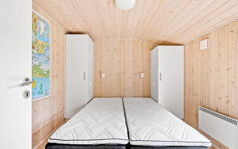 Into - 400M from the Sea: Bois, Sol, Sol, Chambre, Design Intérieur, Plafond, Pièce, Lit, Literie, Tache De Bois