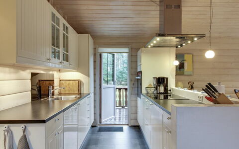 Jo - 1.2Km from the Sea: Cuisine, Comptoir, Appareil De Cuisine, Design Intérieur, Cabinetry, Sol, Meubles, Bois, Plafond, Sol