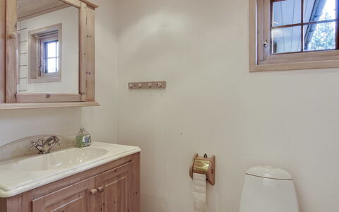 Jo - 1.2Km from the Sea: Luminaire Plomberie, Bois, Salle De Bains, Lavabo, Sol, Design Intérieur, Évier, Sol, Armoire De Toilette, Robinet