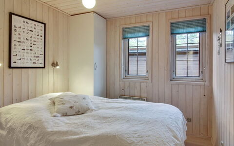 Jo - 1.2Km from the Sea: Bois, Sol, Sol, Design Intérieur, Chambre, Plafond, Pièce, Lit, Dur, Planche