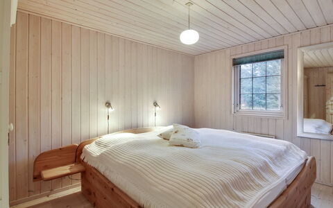 Jo - 1.2Km from the Sea: Chambre, Sol, Lit, Bois, Sol, Design Intérieur, Plafond, Drap De Lit, Literie, Pièce