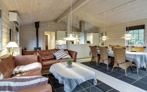 Jo - 1.2Km from the Sea: Bois, Sol, Design Intérieur, Plafond, Sol, Meubles, Canapé, Domicile, Salon, Chalet