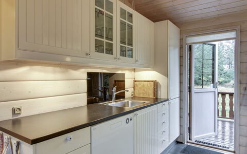 Jo - 1.2Km from the Sea: Bois, Cuisine, Sol, Cabinetry, Design Intérieur, Comptoir, Meubles, Sol, Domicile, Placard