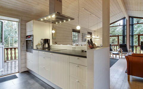 Jo - 1.2Km from the Sea: Bois, Design Intérieur, Plafond, Sol, Luminaire, Domicile, Cuisine, Sol, Meubles, Comptoir