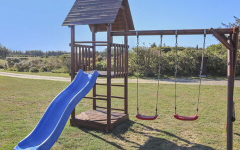 Lothen - 500M from the Sea: Équipement Extérieur Play, Toboggan, Espace Public, Chute, Terrain De Jeux, Jardin, Pelouse, Balançoire, Ombre, Cour