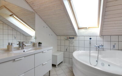Lothen - 500M from the Sea