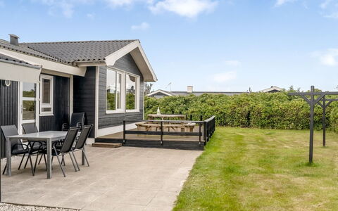 Bengta - 200M from the Sea: Maison, Toit, Domicile, Chalet, Cabanon, Batiments Jardin, Siding, Cour, Cabane En Rondins, Cabane