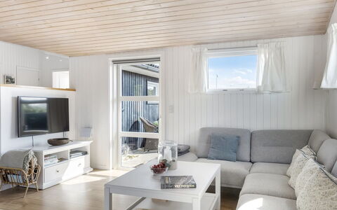 Ingemar - 100M from the Sea: Bois, Sol, Design Intérieur, Sol, Meubles, Plafond, Canapé, Salon, Domicile, Parquet
