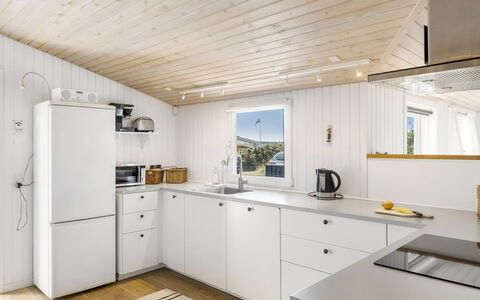 Ingemar - 100M from the Sea: Cuisine, Bois, Sol, Comptoir, Appareil De Cuisine, Principaux Appliance, Design Intérieur, Plafond, Cabinetry, Sol