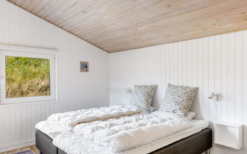 Ingemar - 100M from the Sea: Bois, Chambre, Lit, Literie, Drap De Lit, Plafond, Design Intérieur, Cadre De Lit, Linge, Oreiller