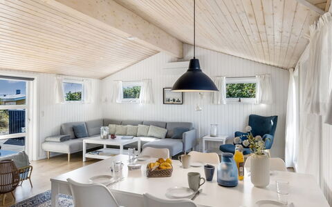 Ingemar - 100M from the Sea: Meubles, Design Intérieur, Bois, Canapé, Plafond, Sol, Salon, Domicile, Sol, Table