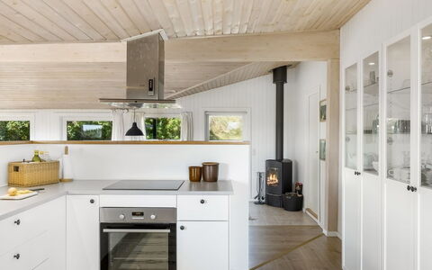 Ingemar - 100M from the Sea: Sol, Cuisine, Design Intérieur, Comptoir, Bois, Sol, Plafond, Luminaire, Meubles, Cabinetry