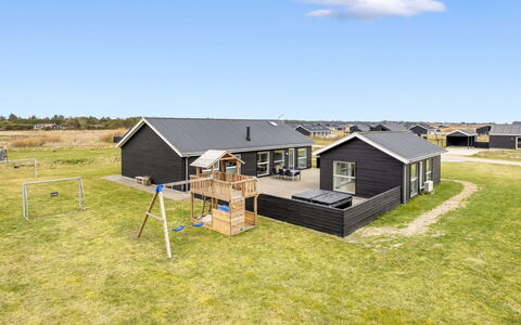Tatiane - 1.5Km from the Sea: Maison, Domicile, Porte, Toit, Chalet, Biens, Jardin, Ombre, Siding, Cour