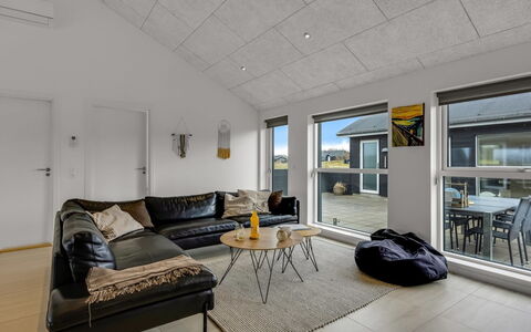 Tatiane - 1.5Km from the Sea: Maison, Domicile, Porte, Toit, Chalet, Biens, Jardin, Ombre, Siding, Cour