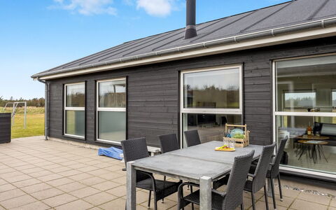 Tatiane - 1.5Km from the Sea: Maison, Domicile, Porte, Toit, Chalet, Biens, Jardin, Ombre, Siding, Cour