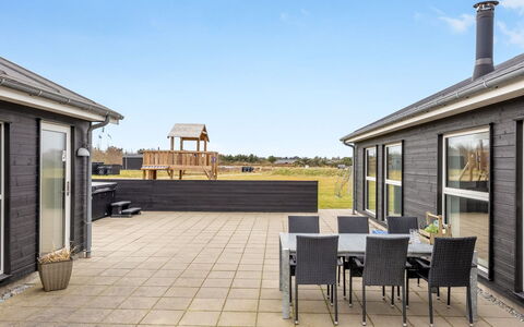 Tatiane - 1.5Km from the Sea: Maison, Domicile, Porte, Toit, Chalet, Biens, Jardin, Ombre, Siding, Cour