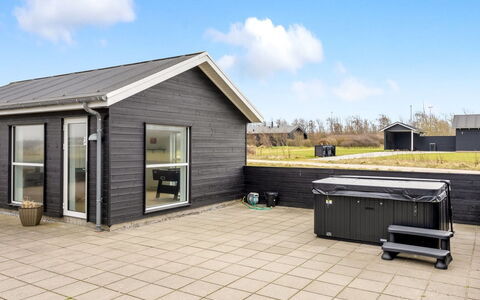 Tatiane - 1.5Km from the Sea: Maison, Domicile, Porte, Toit, Chalet, Biens, Jardin, Ombre, Siding, Cour