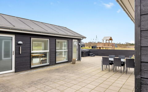 Tatiane - 1.5Km from the Sea: Maison, Domicile, Porte, Toit, Chalet, Biens, Jardin, Ombre, Siding, Cour