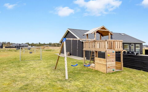 Tatiane - 1.5Km from the Sea: Maison, Domicile, Porte, Toit, Chalet, Biens, Jardin, Ombre, Siding, Cour