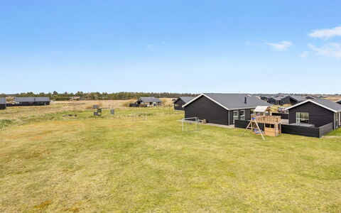 Tatiane - 1.5Km from the Sea: Maison, Domicile, Porte, Toit, Chalet, Biens, Jardin, Ombre, Siding, Cour