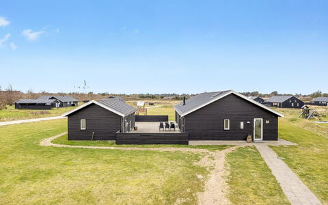 Tatiane - 1.5Km from the Sea: Maison, Domicile, Porte, Toit, Chalet, Biens, Jardin, Ombre, Siding, Cour