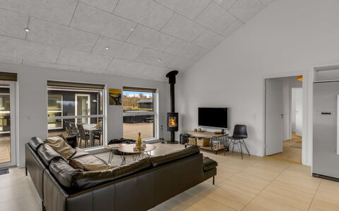 Tatiane - 1.5Km from the Sea: Sol, Design Intérieur, Plafond, Bois, Sol, Pièce, Éclairage, Luminaire, Salon, Canapé