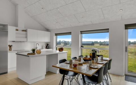 Tatiane - 1.5Km from the Sea: Plafond, Cuisine, Dur, Cabinetry, Luminaire, Comptoir, Parquet, Table Cuisine Et Salle A Manger
