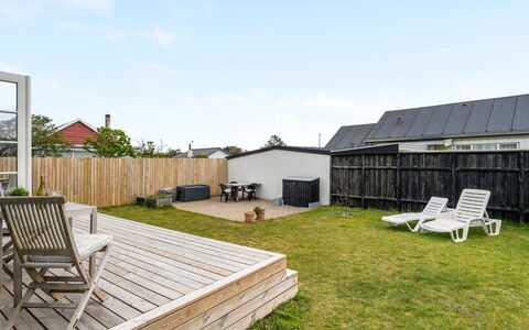Sofine - 250M from the Sea: Toit, Domicile, Lot Terre, Arrière-Cour, Jardin, Plate-Forme, Ombre, Chalet, Cour, Parquet