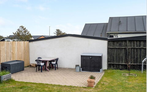 Sofine - 250M from the Sea: Toit, Zone Résidentielle, Domicile, Maison, Lot Terre, Arrière-Cour, Jardin, Chalet, Cour, Siding