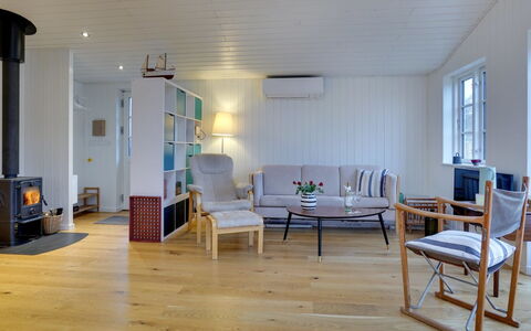 Sofine - 250M from the Sea: Meubles, Sol, Design Intérieur, Sol, Parquet, Bois, Plafond, Salon, Pièce, Éclairage