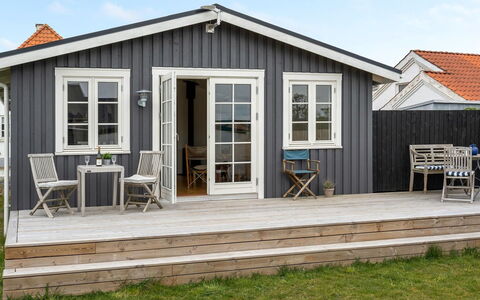 Sofine - 250M from the Sea: Bois, Porte, Chalet, Siding, Planche, Dur, Plate-Forme, Porche, Batiments Jardin, Cabanon